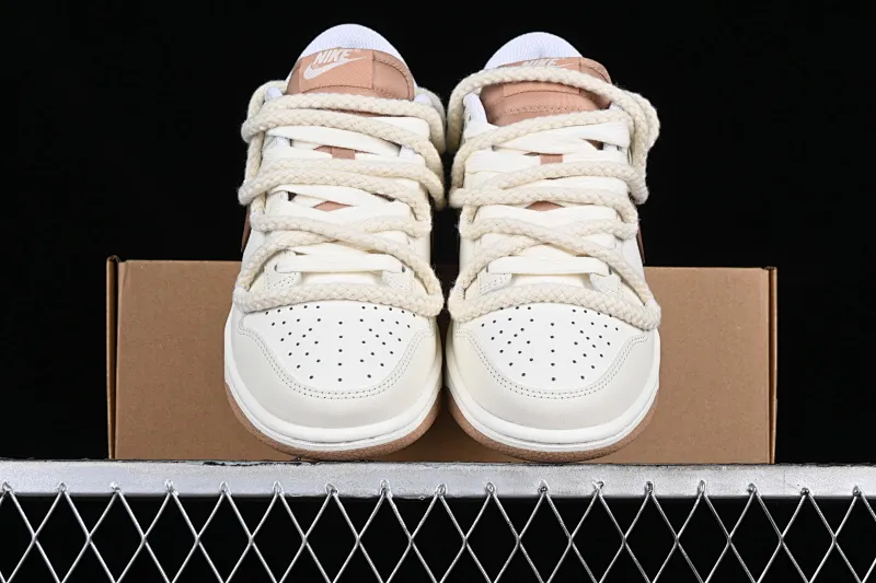 All Categories Nk SB Dunk Series Nk SB Dunk Low Low-top sneakers Nk Dunk Low Troublemaker Doll Soybean Milk Bear Maillard Simple and versatile SB strap low-top casual sneakers DD1873-200